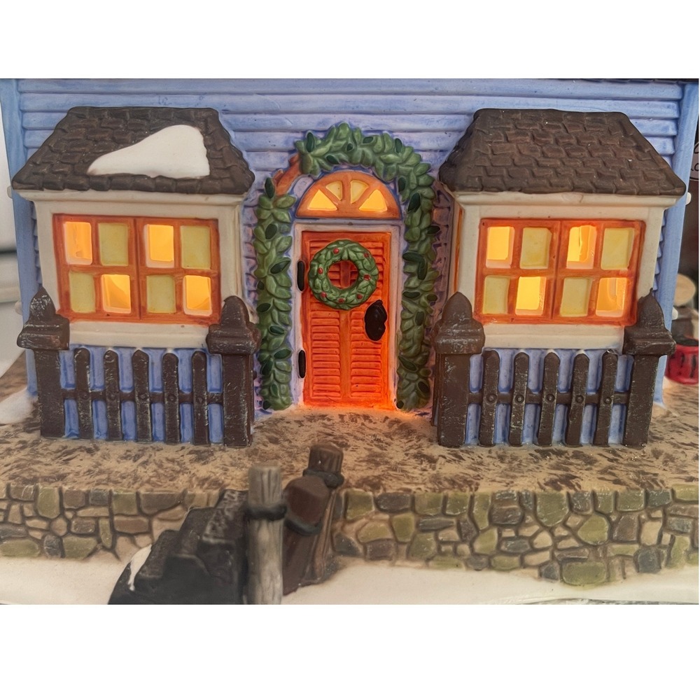 Department 56 New England Village CHOWDER HOUSE 56571 Heritage Village - Picture 2 of 8